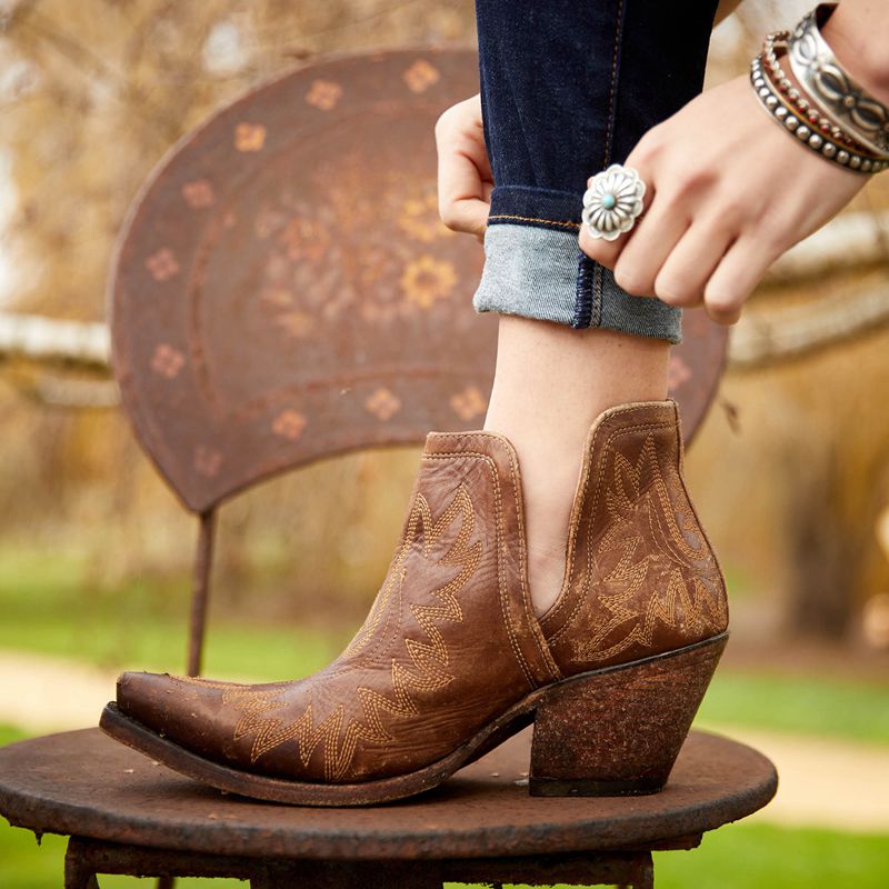 Naturally Distressed Brown Ariat Dixon Bootie | 43OIWKRMP